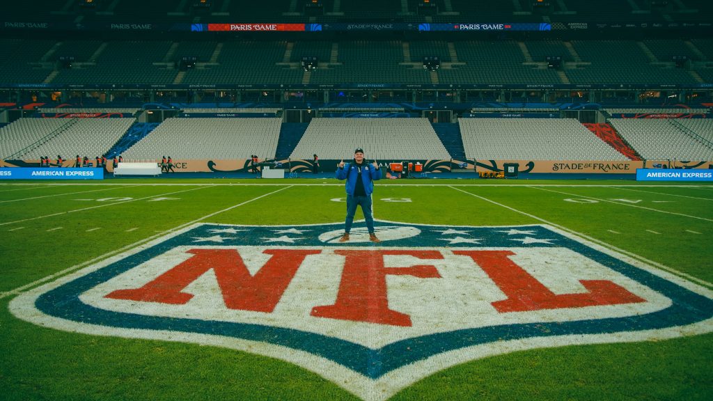 Immer wieder ein Genuss: Auf dem NFL-Shield mitten im Stade de France zu stehen.