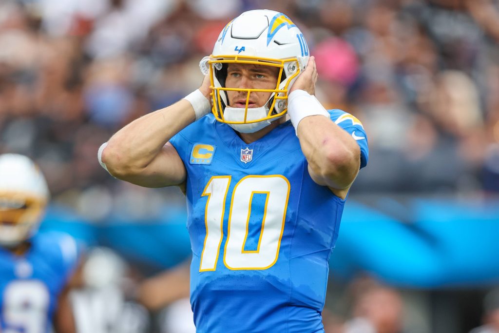 Fragezeichen bei Justin Herbert: Der Chargers-Quarterback wirkt eingesperrt im neuen System. | Quelle: