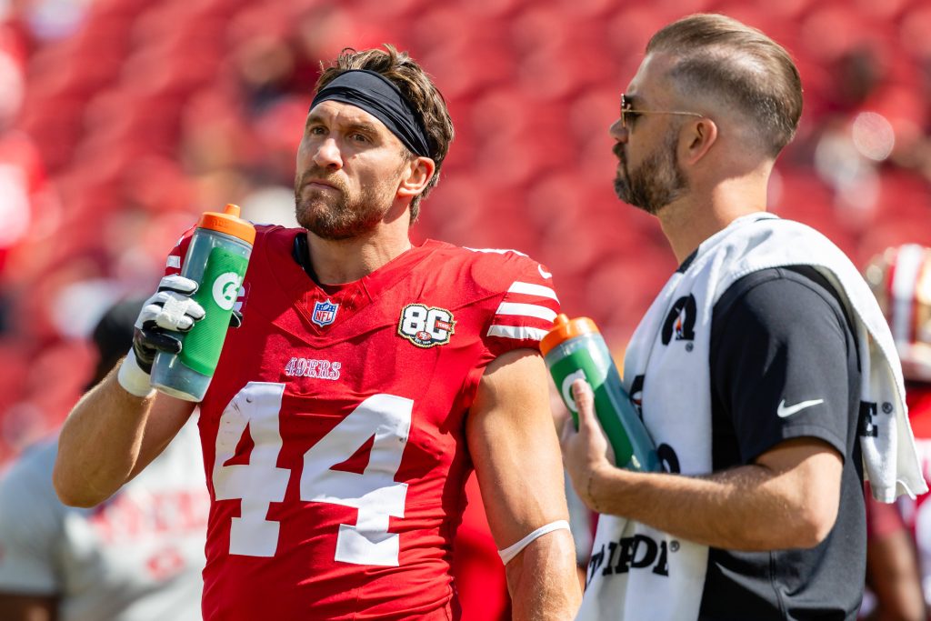 Kyle Juszczyk mit Gatorade-Flasche am Spielfeldrand: Für seine „Juice"-Geste wurde er freigesprochen.