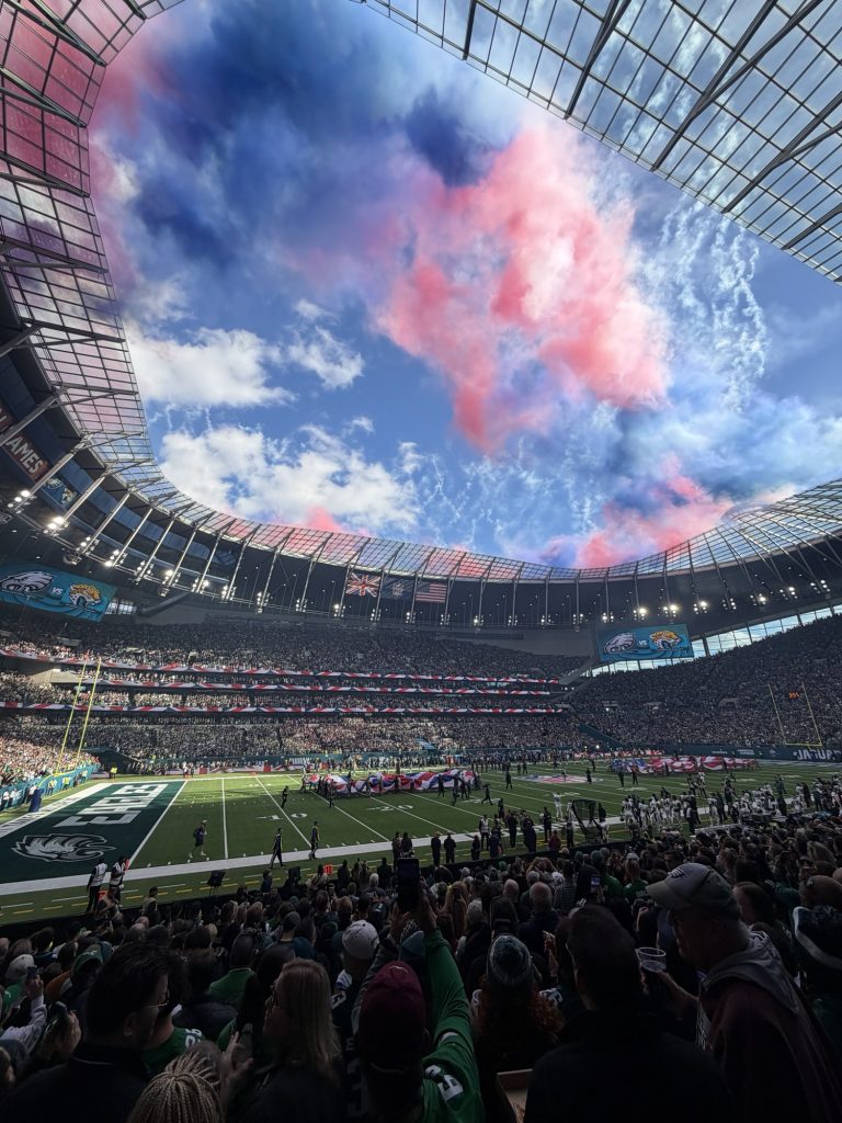Showtime in Tottenham: Rauch hängt nach den Hymnen noch in der Luft, bevor Eagles und Jaguars loslegen. | Foto: Nicholas Fanselow