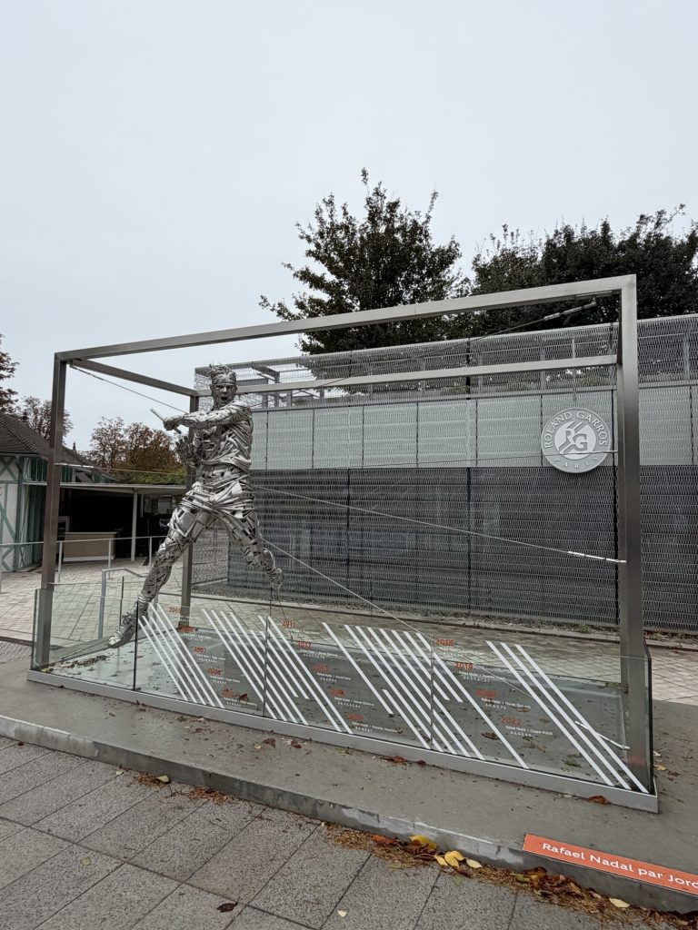 img 3758 Ich sitze gerade am Gate des Flughafens Charles de Gaulle, und beim Tippen der Worte „NFL in Paris” beginne ich zu lächeln. Das erste reguläre NFL-Spiel der Geschichte in Frankreich, das NFL Paris Game, ist Geschichte. Hinter mir liegen drei Tage in Paris, die ich nicht mehr missen möchte. Mit dabei waren Armin Cicic, der auch diesmal voller Hingabe und mit unermüdlichem Einsatz den Trip für Couch Quarterback multimedial begleitet hat und längst ein fester Teil des Teams ist, sowie mein Huddle-Kollege Carsten Keller. Dazu gehörten Pressekonferenzen, ein Abstecher zum Basketball, eine Tour durch Roland Garros, das vielleicht beste BBQ der Stadt und ein Finale auf dem Rasen des Stade de France. Hier kommt mein Reisebericht in chronologischer Reihenfolge.