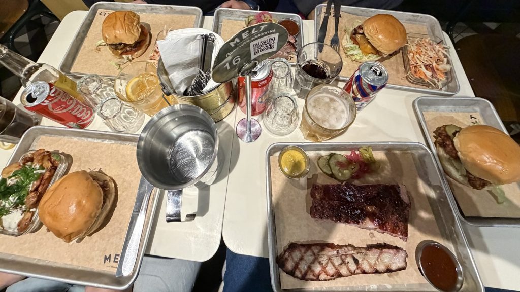 Das Warten hat sich gelohnt: Unsere Fleischplatte bei MELT BBQ, kurz bevor sie verschwunden ist.