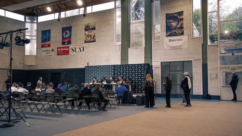 Handball-Halle statt Stadion: Blick auf die Saints-Pressekonferenz im Versailles Handball Club.