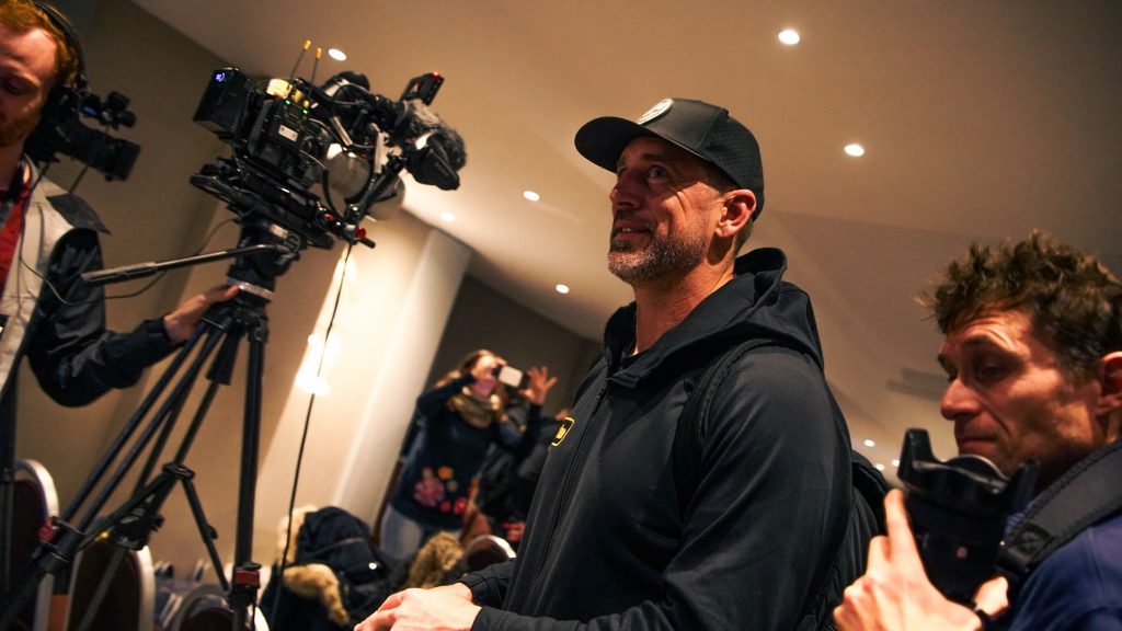 Müde vom Flug, aber ausführlich in den Antworten: Aaron Rodgers bei der Steelers-Pressekonferenz am Freitag im Team-Hotel.